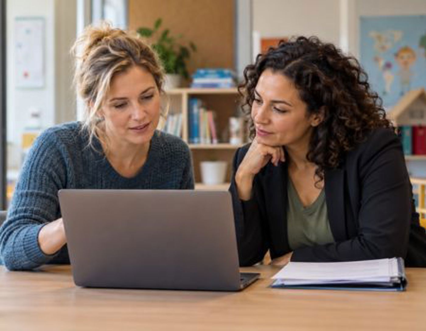 Professionals Bespreken Samen Een Aanvraag